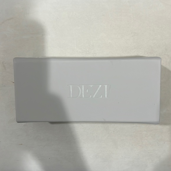 Dezi Read The Room Sunglasses - Picture 2 of 4